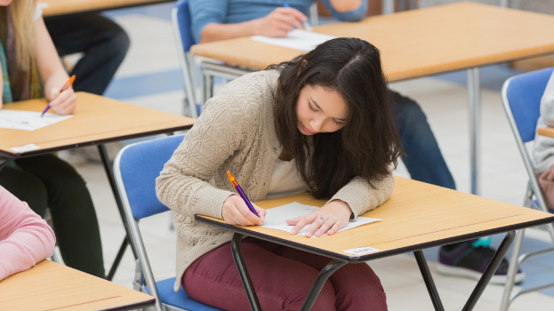 Studenter som skriver högskoleprov.