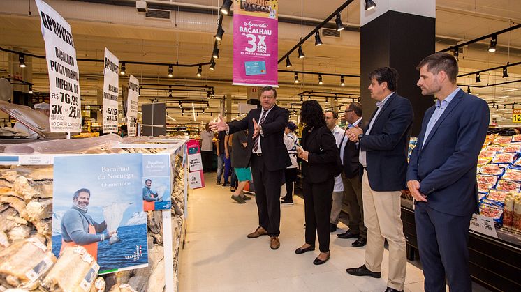 Fiskeriminister Harald Tom Nesvik og fiskeriutsending Øystein Valanes på Carrefour (Foto: Norges sjømatråd)