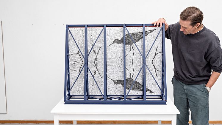 Matias Faldbakken med modell / with model of the rig and the motif