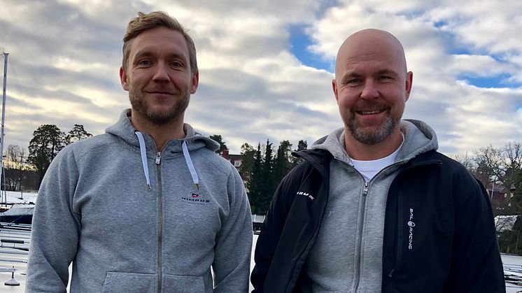 Joakim Eriksson och Mattias Norström välkomnar vid bryggan i Saltsjö Duvnäs, 