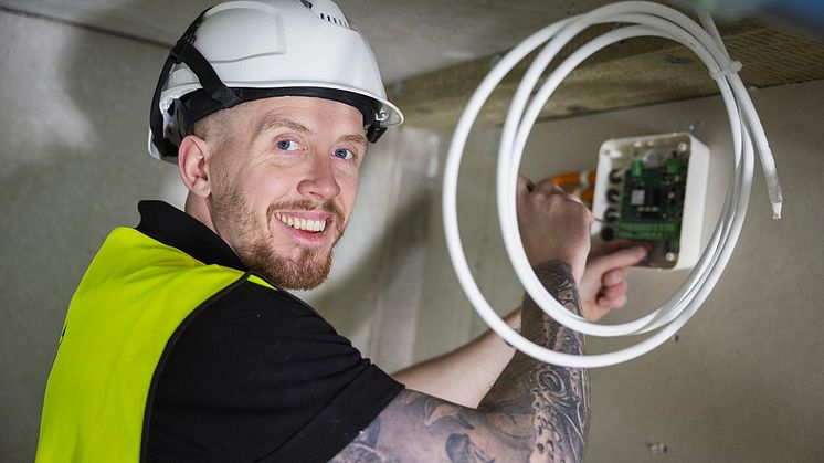 Mattias Gustavsson, Säkerhetsprofilen, kopplar in en dörrnod på det nya vård- och omsorgsboendet i Brickebacken.