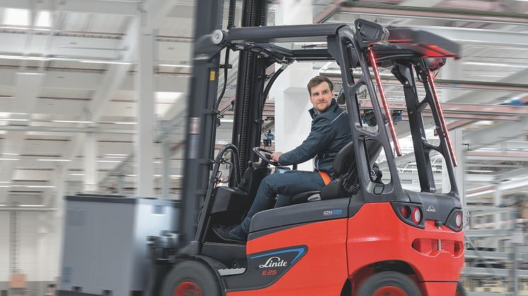 Med "den perfekta trucken" presenterar Linde Material Handling en specialutgåva av Roadstermodellen med optimal sikt. Ett unikt truckkoncept kombineras med de senaste säkerhetsfunktionerna.