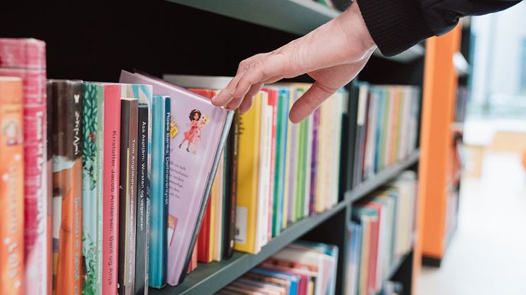IMG7202_01_DK_Hand-searching-out-book.jpg