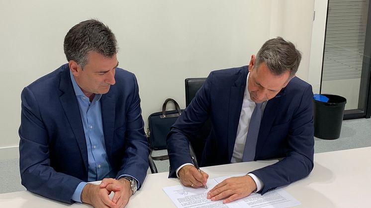 Andreas Pfisterer und Olaf Lies bei der Unterschrift