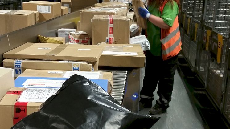 Full fart på Postens Godsesenter i Oslo. I morgen kommer det enda flere pakker. FOTO: Madeleine Skarning / Posten