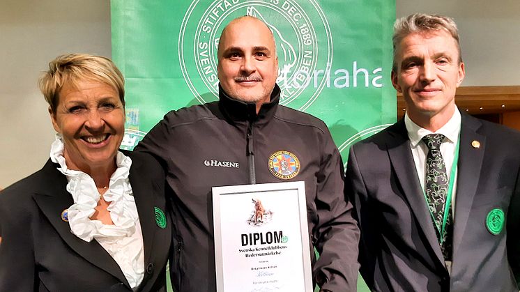 Svenska Kenneklubbens ordförande Britt-Marie Dornell, Kiril Hristov och SKKs vd Kees de Jong.