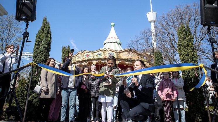 Här klipper sexåriga Luna Park bandet och inviger nya området med samma namn på Liseberg. Foto: Will Rose