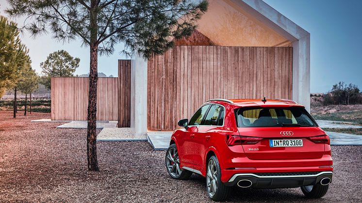 Audi RS Q3 (tangorød)