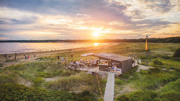 Kvällshäng, god mat, solnedgång och strand - det här är Lillebror. Foto: Stefan Mjellander.