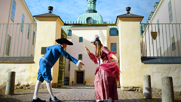 Linköpings slotts- och domkyrkomuseum är ett av besöksmålen som figurerar i Tidsresan. På bilden Leo Swanström och Melinda Eriksson från Linköping som medverkar i filmen. Foto: Filmfinity