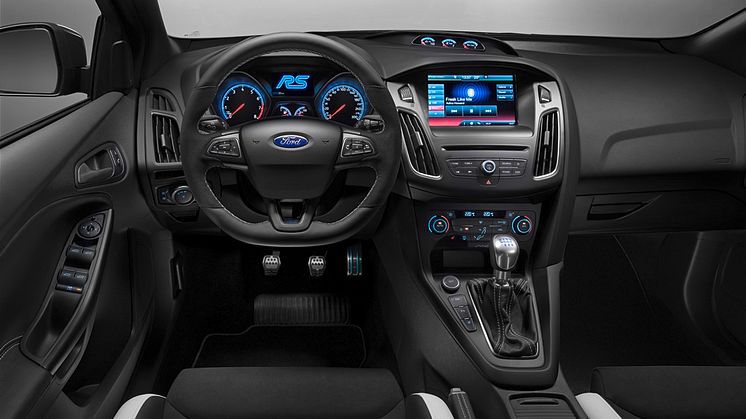 A Ford egyre több autót gyárt az európai piacra: a vadonatúj Focus RS első példánya legördült a gyártósorról