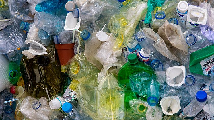 Plast finns överallt omkring oss. Photo by Magda Ehlers from Pexels