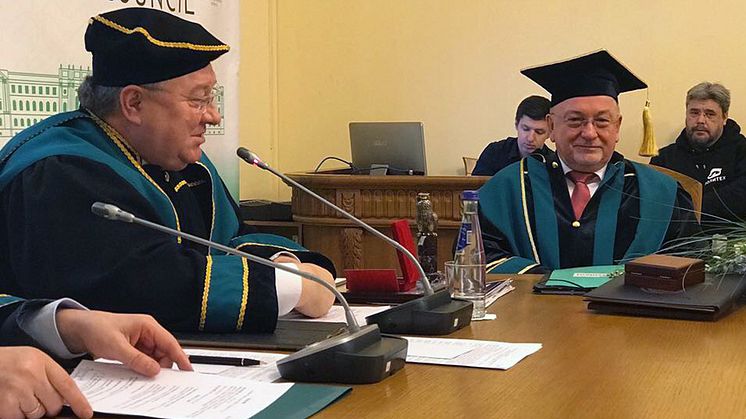 Nach der Verleihung der Ehrendoktorwürde gemeinsam mit Rektor Prof. Dr. Andrei Rudzkoj (l.).