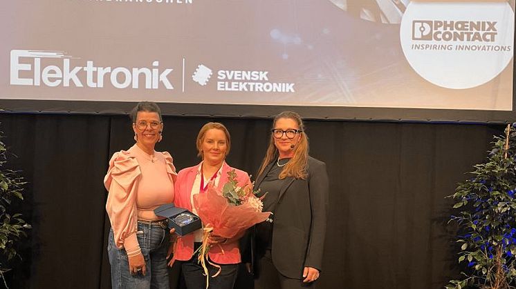 I mitten 2024 års vinnare Sofia Persson Björk som flankeras av Annelie Höst Pedersen (till vänster) och Susanne Dahl från Phoenix Contact AB 