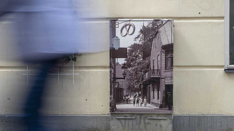 Det här elskåpet på Kolmätaregränden har en bild tagen omkring 1910 som föreställer gränden.