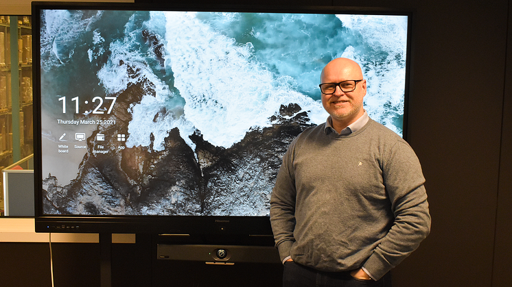Foto: Morten Rustad, produktsjef i CBK Distribusjon AS foran en Hisense Interaktiv skjerm med Yealink UVC40 Video Soundbar.