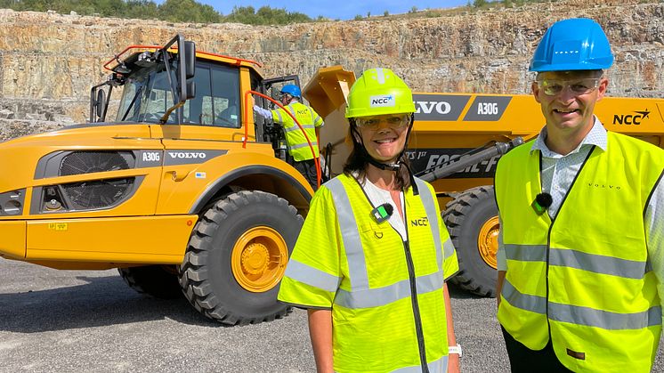 Ylva Lagesson, affärsområdeschef på NCC Industry, och Melker Jernberg, vd Volvo Construction Equipment, menar att detta är första steget för fler anläggningsmaskiner i fossilfritt stål som minskar klimatpåverkan. Bild: Kim Hall