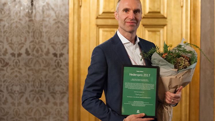 Sysavs miljöpedagog Rustan Nilsson med Region Skånes hederspris 2017. Foto: Eva Kronfält Thorvinger