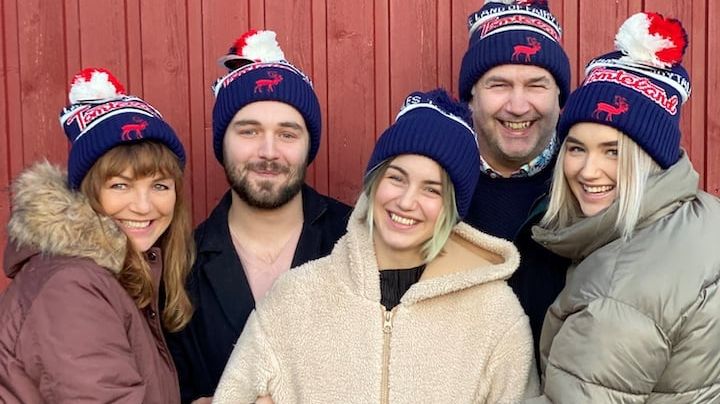 Mamma Camilla, Leopold, Tindra, pappa Tommy och Saga är alla stolta ägare av sagolandet Tomteland.
