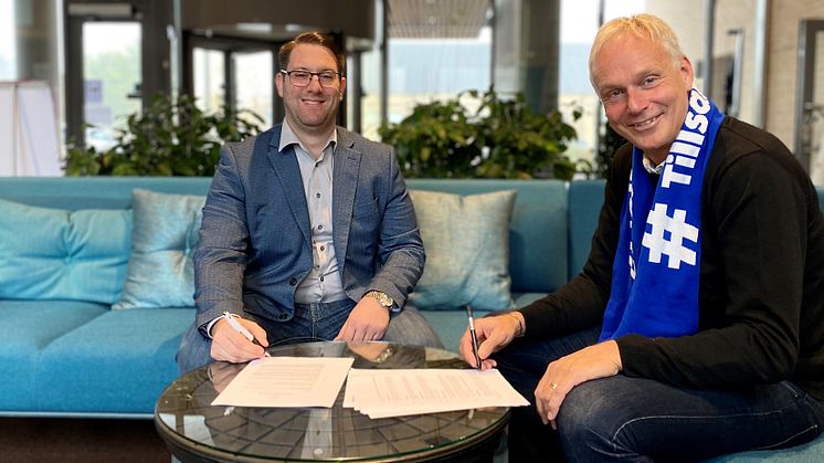 Theodor Alexandris vid affärsområde Bostad, Riksbyggen och Anders Östlund, vd för Öresundskraft, skriver på avtalet om solceller för Brf Laröds Blomma.