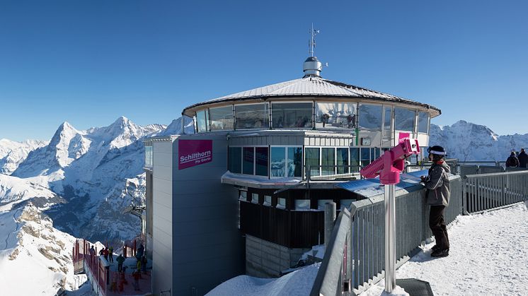 Gipfelgebäude Schilthorn-Piz Gloria vor winterlicher Kulisse