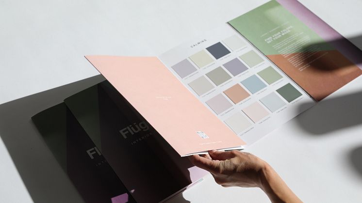 Korrekt valda färger kan skapa lugn, skärpa fokus och ge ökad kreativitet. Med utgångspunkt i det så landar nu en innovativ färgkarta i Flüggers butiker. Färgkartan bygger på mentalt välbefinnande och stämningen som färger kan skapa i ett rum.