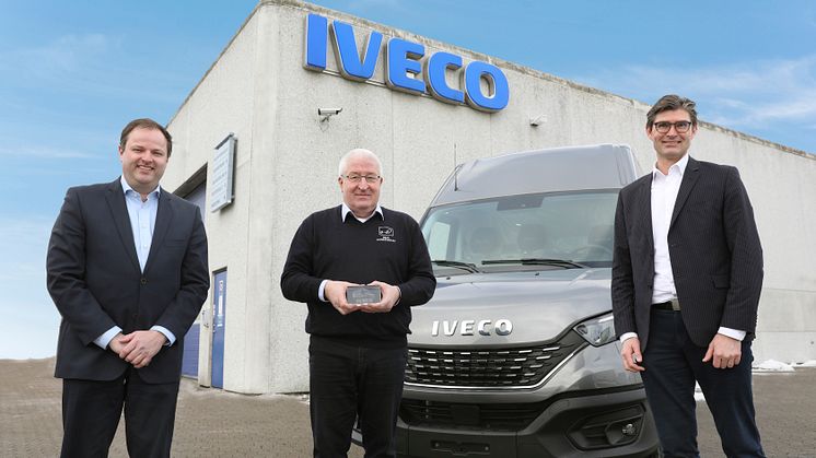 Gert Hansen, Indehaver af REA Erhvervsbiler, i midten med den flotte award. På hans venstre side Lars Kragh, Country Sales Manager Light i IVECO Danmark, og på hans højre side Kåre Neergaard, Business Line Manager Medium/Heavy i IVECO.