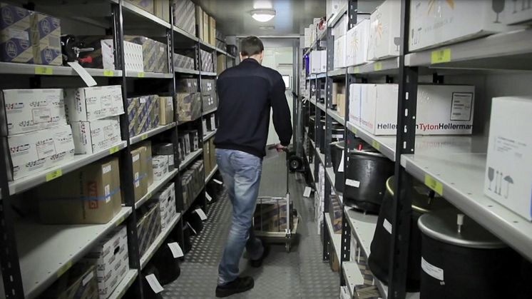 Die BPW Aftermarket Group bietet Nutzfahrzeugwerkstätten an, ein mobiles Ersatzteillager mit bis zu 2.000 Teilen direkt auf dem Werkstattgelände aufzustellen. 