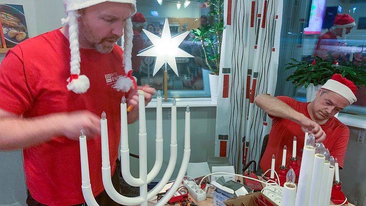 Under kvällen lagades mer än 150 adventsljusstakar.