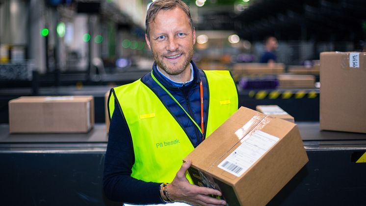 - Årets juletrafikk er godt i gang og nå er det store pakkevolum på Postens utleveringssteder over hele landet. Vi oppfordrer alle til å hente pakker så raskt de kan, det er til stor hjelp, sier Kenneth Tjønndal Pettersen, pressesjef i Posten Norge.