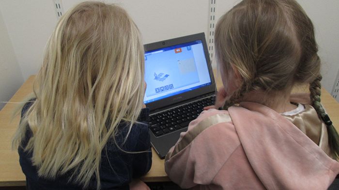 Två elever från förskoleklasserna på Mariebergsskolan testar ett programmeringsprogram som heter Lightbot
