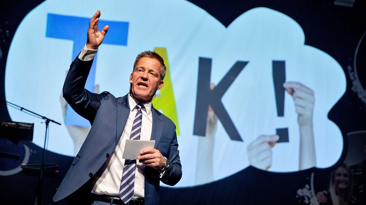 Bo Viktor Andersen, der er Country Manager for JYSK Danmark, ses her på scenen til den årlige medarbejderfest for et par år siden.