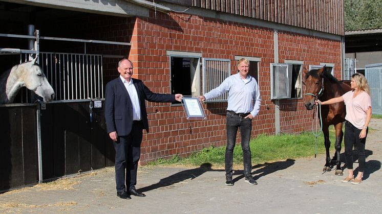Pferdesport und Klima.Sieger (v. l.): Dr. Stephan Nahrath, Geschäftsführer bei WW, Dirk Jürgensmeier, 1. Vors. Reit- und Fahrverein, und Hanna Jürgensmeier, Pressesprecherin Reit- und Fahrverein.
