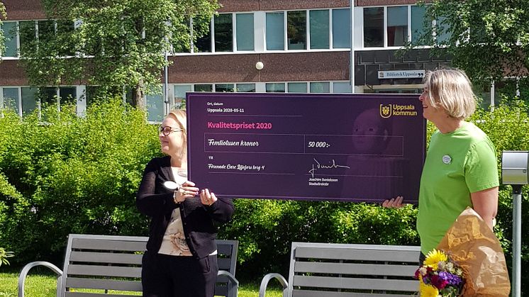 Erika Norlander Ekberg, verksamhetschef på Förenade Care Liljefors Torg 4 visar stolt upp priset tillsammans med hennes kollega.