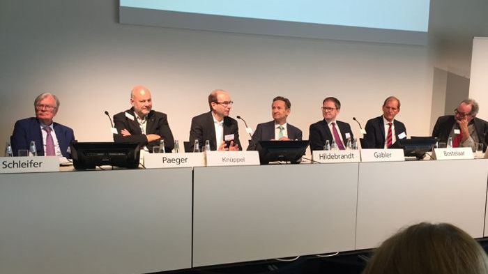 Podiumsdiskussion zur Krankenhausfinanzierung mit Dr. Carl Hermann Schleifer, Dr. Axel Paeger, Dr. Dr. Dirk Knüppel, Dr. Axel Hildebrandt, Michael Gabler, René A. Bostelaar und Dr. Robert Paquet (v.l.)