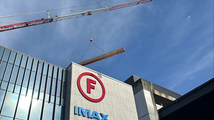 Gigantiska IMAX duken hissas upp till Filmstaden Uppsala