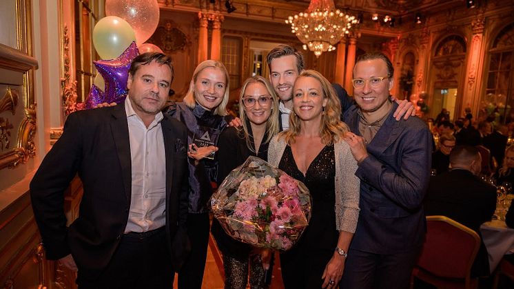 Synsam Group vinner guld, Sveriges bästa retailföretag 2022. Företaget levererar starkt i alla parametrar i Market Award. Här tar Håkan Lundstedt, vd och koncernchef, emot priset tillsammans med kollegorna. 