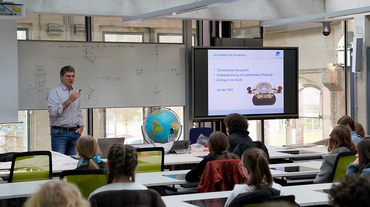 Rund 350 Schülerinnen und Schüler aus 35 Schulen in Berlin und Brandenburg besuchten am 30. Januar 2024 die vielfältigen Angebote beim 13. Fachtag Informatik auf dem Campus der TH Wildau. (Bild: Mike Lange / TH Wildau)