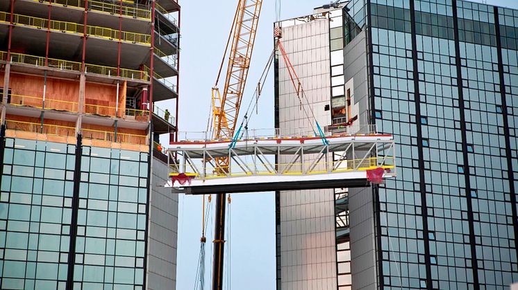Nu är stommen på plats till den 25 ton tunga glasbron som förbinder Gothia Towers två torn 