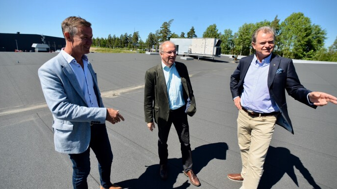 On CTT roof CEO Torbjörn Johansson (center), Head of Bribo Tony Rosendal (left) together with Nybro Energi CEO Håkan Dahlgren (right)