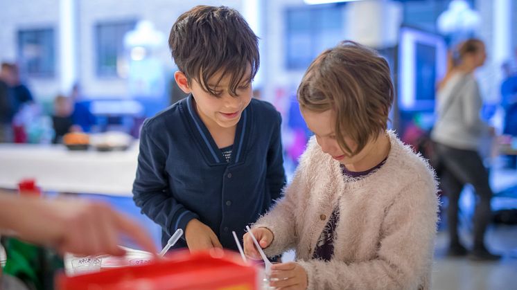 En kreativ och kul kväll i digital form utlovas på fredag - livesändning hela aftonen från Curiosum Science Centre. Foto: Mattias Pettersson