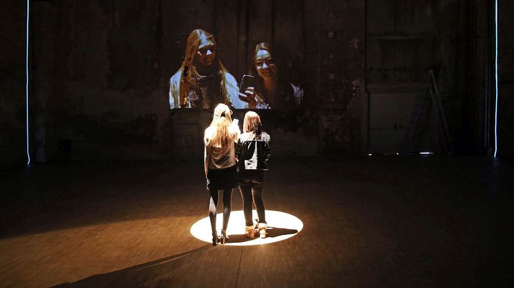 Die Installation "#SELFIE_LEIPZIG" von der Künstlerin Darya von Berner in der Maschinenhalle des Kunstkraftwerks