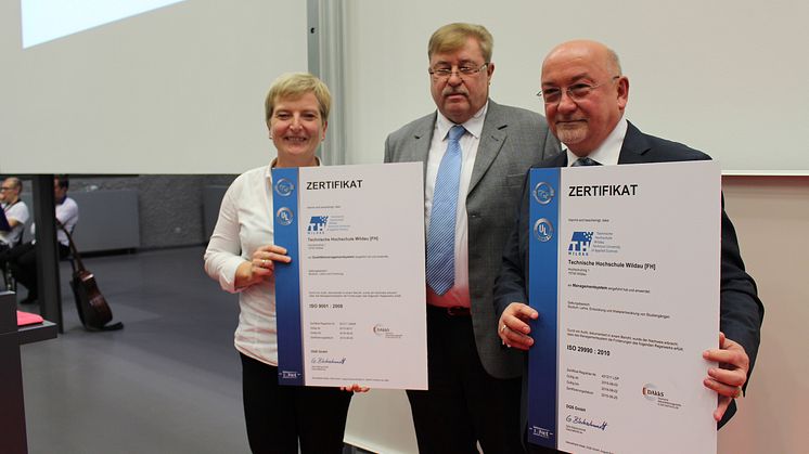 925 Absolventinnen und Absolventen des Akademischen Jahres 2014/2015 am 16. Oktober 2015 feierlich verabschiedet