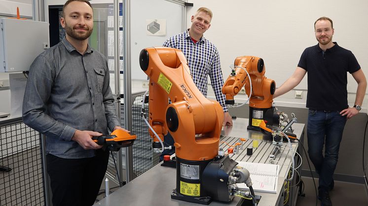 Nikolaj Merkel, Andreas Janzen und Thorben Kalkkuhl (from left to right) developed the robotic system as part of a project of the Technical College in Siegen. (Source: BPW Bergische Achsen KG)