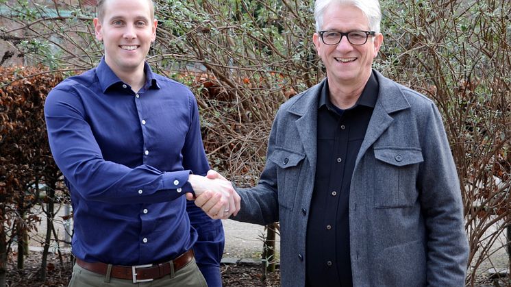 Mikael Rosengren välkomnas som ny vd av tidigare vd och nuvarande styrelseordförande Peter Bojrup.  Foto: Structor 