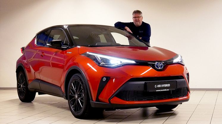 Klar for lansering: Torgeir Strømmen med nye Toyota C-HR som lanseres i Namsos denne uken. Foto: Nordvik AS.