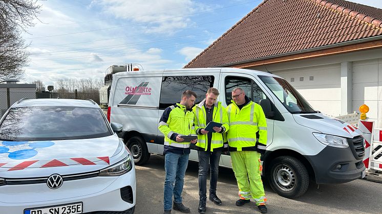 Baubesprechung am UW Schacht: (v.l.) Thorben Trost, Projektleiter Netzbau Nord-Ost bei SH Netz in Fockbek, Bastian Sitte, zweiter Geschäftsführer der Baufirma Sitte, und Bauleiter Daniel Napieralski.