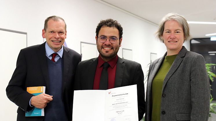 Bei der Urkundenübergabe: Doktorvater Prof. Dr. Peter Nitschke, Dr. Yousry Hammed und Universitätspräsidentin Prof.in Dr.in Verena Pietzner