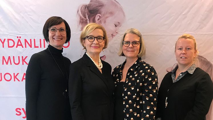 Sydänliiton puheenjohtaja Paula Risikko ja hallitukseen valitut Päivi Myllykangas, Minna Ampio ja Outi Kurttila Sydänliiton syyskokouksessa.
