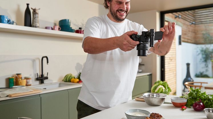 EOS R50_lifestyle-vari-angle-screen-shooting